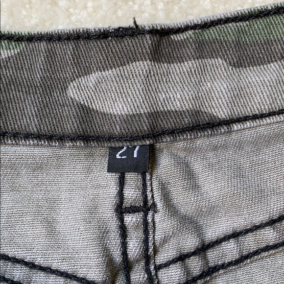 LF Distressed Camo Skirt - Picture 3 of 3